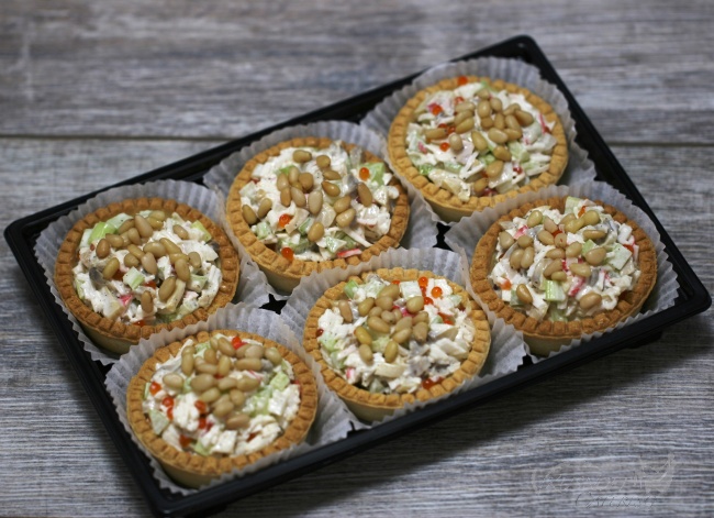 Салат из снежного краба с огурцом, красной икрой и кедровыми орешками